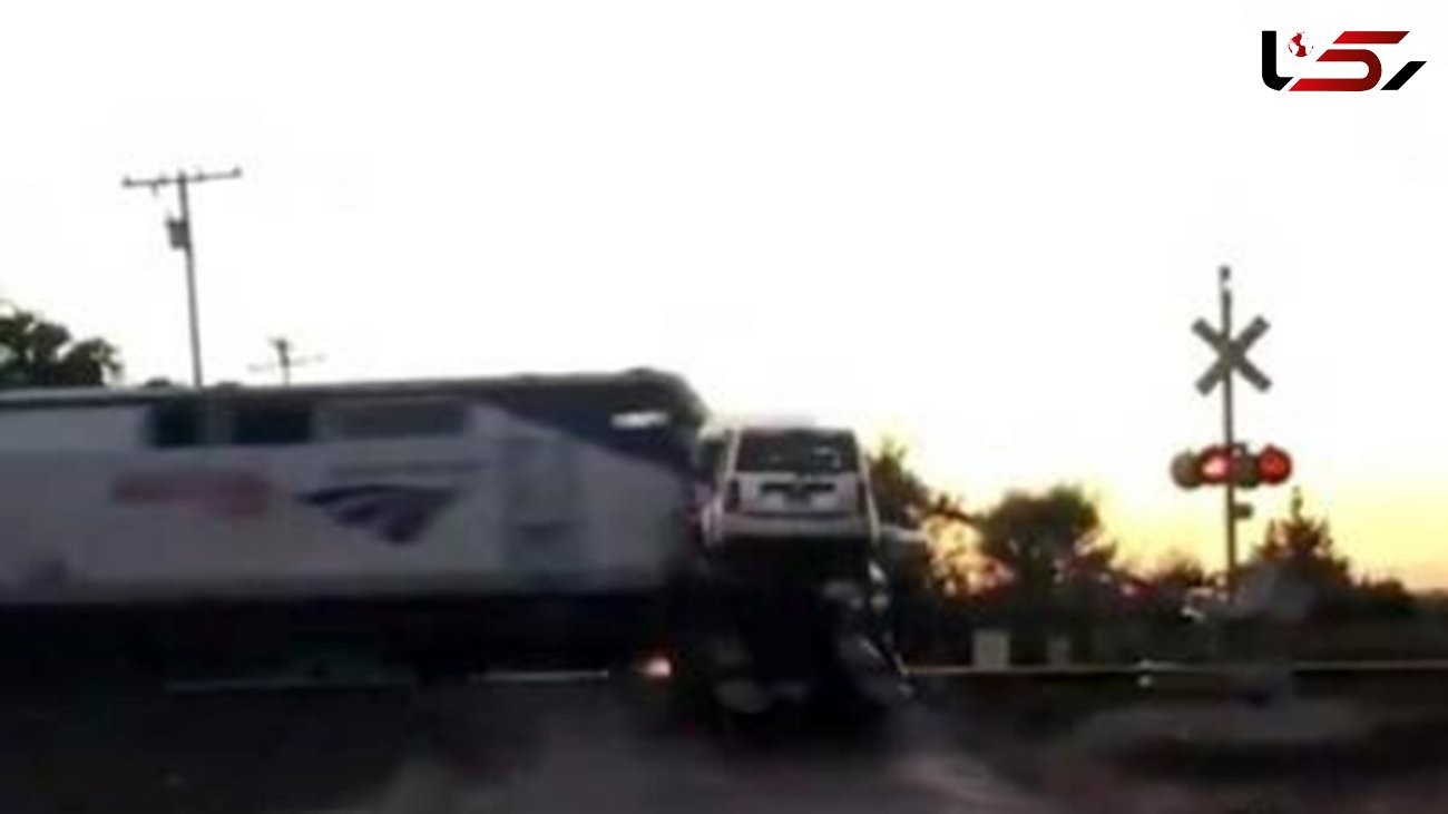فیلم لحظه ترسناک خروج قطار از ریل پس از تصادف شدید با ماشین سنگین