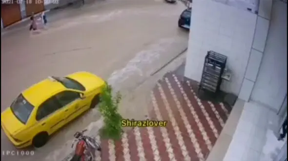 فیلم وحشتناک از سقوط 2 دختر در جوی آب  / سیل شیراز آنها را با خود برد 