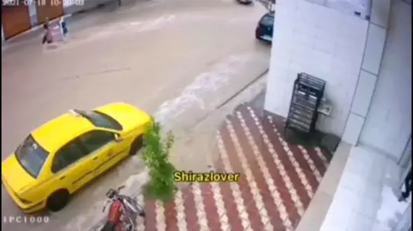 فیلم وحشتناک از سقوط 2 دختر در جوی آب  / سیل شیراز آنها را با خود برد 
