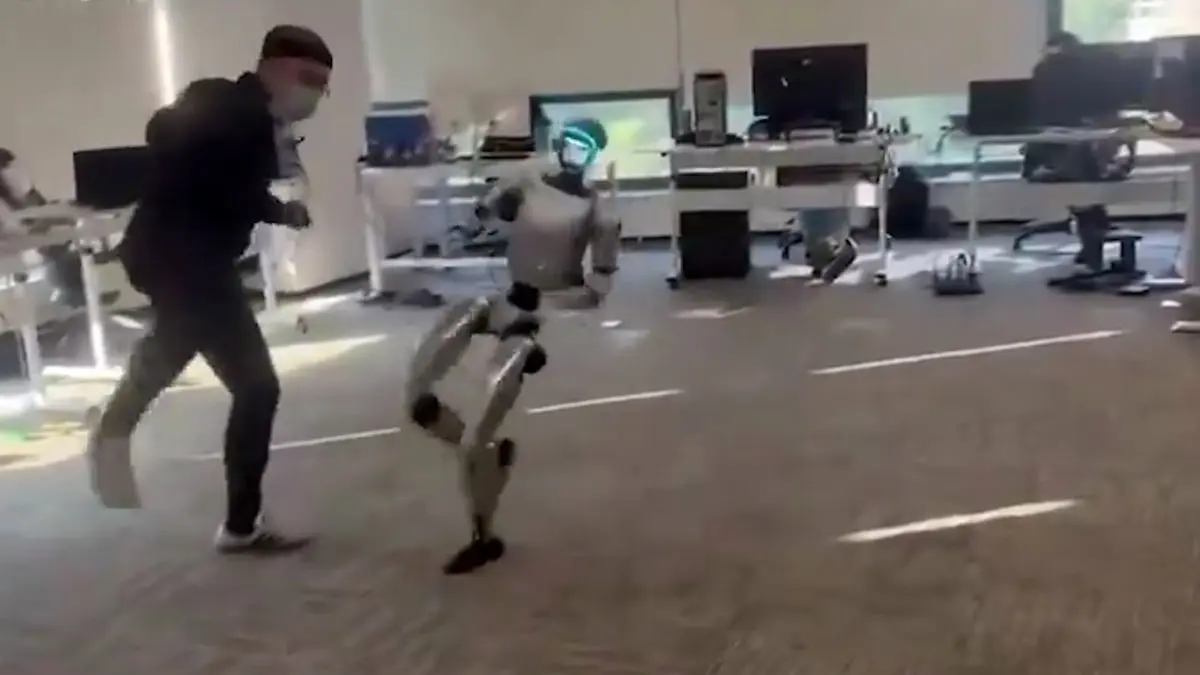 فیلم ضربه شگفت انگیز ربات به مربی رزمی