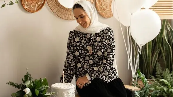 فیلم/خلاقیت منحصربفرد اوستا قناد اهوازی برای تزئین کیک تولد سوگل طهماسبی با گل های بابونه/ نگاهی به جشن تولد سوگل طهماسبی در کارگاه صنایع دستی اش