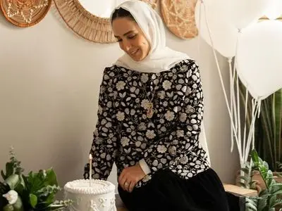 فیلم/خلاقیت منحصربفرد اوستا قناد اهوازی برای تزئین کیک تولد سوگل طهماسبی با گل های بابونه/ نگاهی به جشن تولد سوگل طهماسبی در کارگاه صنایع دستی اش