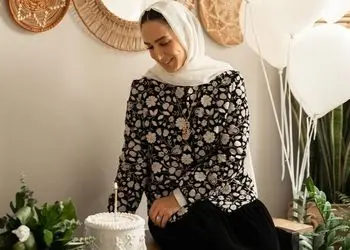 فیلم/خلاقیت منحصربفرد اوستا قناد اهوازی برای تزئین کیک تولد سوگل طهماسبی با گل های بابونه/ نگاهی به جشن تولد سوگل طهماسبی در کارگاه صنایع دستی اش