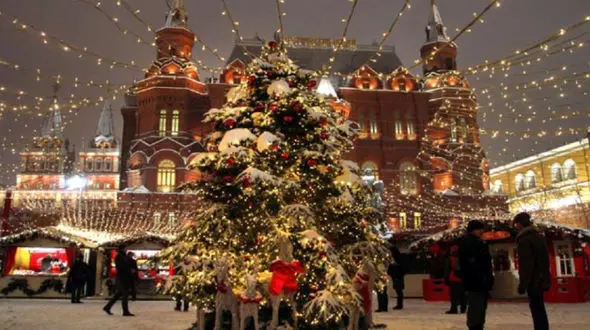 فیلم لحظه سوختن درخت اصلی کریسمس در گرجستان در لحظه روشن شدن چراغ‌ها