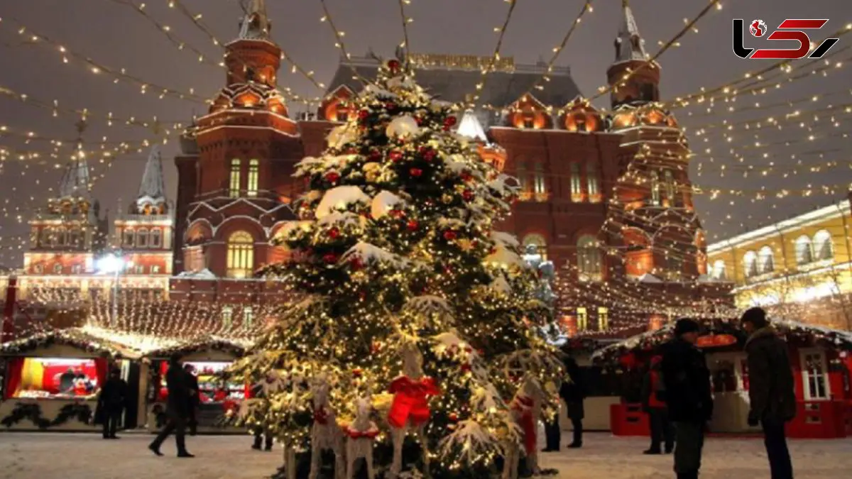 فیلم لحظه سوختن درخت اصلی کریسمس در گرجستان در لحظه روشن شدن چراغ‌ها