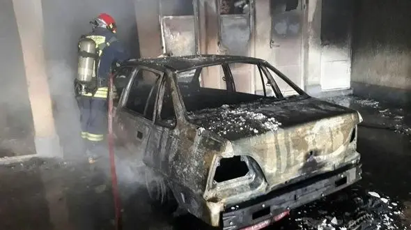 حریق سنگین در ساختمان مسکونی 5 طبقه در اهواز / ساکنان در پشت بام گرفتار شدند + عکس 