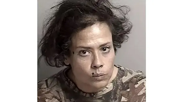 بازداشت زنی که مواد غذایی فروشگاه را لیس می‌زد! +عکس