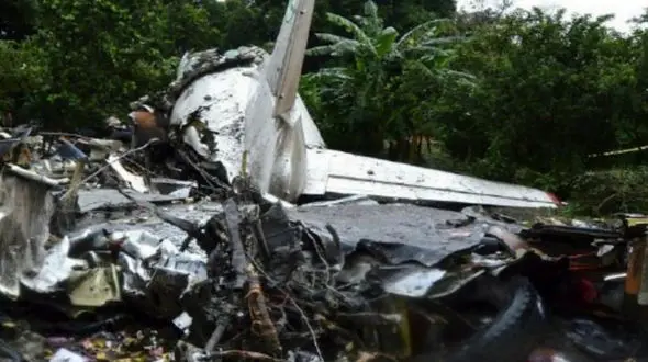 سقوط هواپیمای مسافربری بامداد امروز / همه مسافران در شهر پری جان باختند !