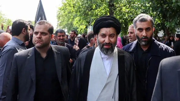 حضور فرزند رهبری در مراسم تشییع پیکر رئیس جمهور فقید و همراهانش