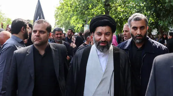 حضور فرزند رهبری در مراسم تشییع پیکر رئیس جمهور فقید و همراهانش
