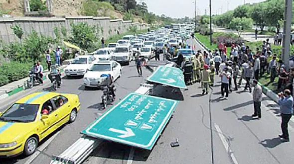 سقوط تابلو جهت نما در بلوار کاوه 