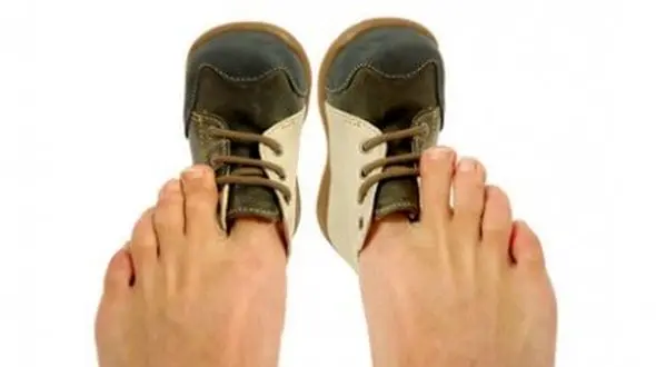 سایز کردن کفش تنگ با راهکارهای جادویی و عجیب