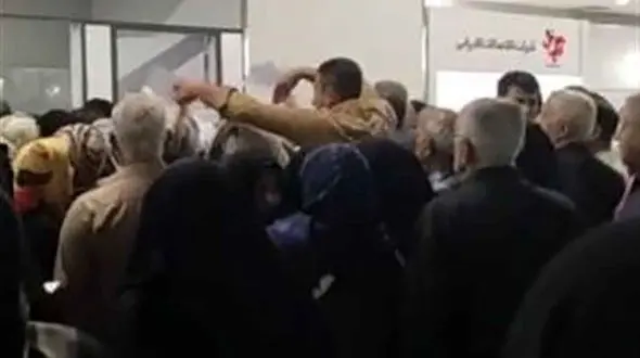 سرگردانی مردم برای دریافت ارز مسافرتی در ترمینال سلام + فیلم و عکس
