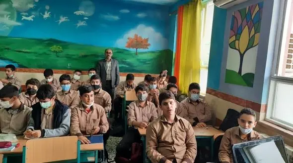 معلمی که در دوره کرونا به جای همکاران مبتلا به کرونایش درس داد/ اضافه کاری نگرفت