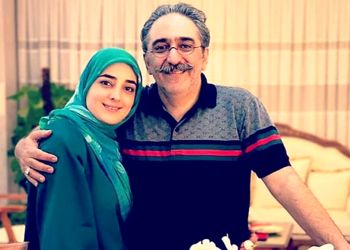 فیلم / نگاهی به چیدمان فوق دلبرانه خانه ستاره‌سادات قطبی و شهرام شکیبا / از پیانو  تا فرش لاجوردی اصیل ایرانی و گل‌های غول‌پیکر