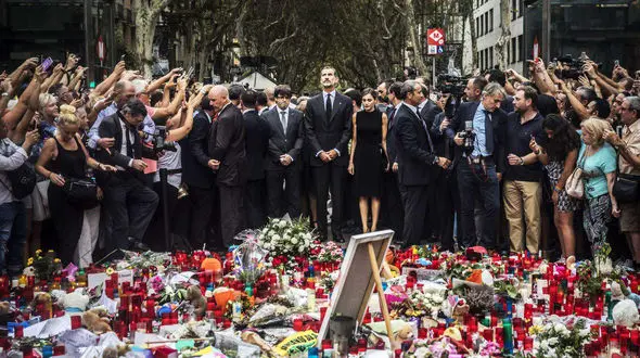 پادشاه و ملکه اسپانیا در مراسم یادبود قربانیان حمله بارسلون+عکس