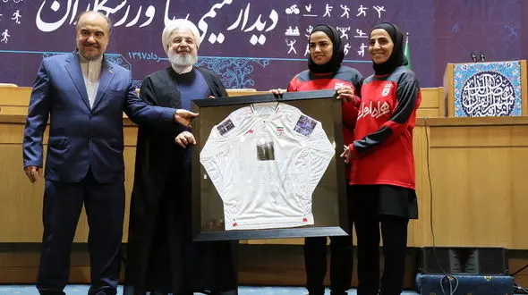 هدیه ویژه دختران فوتسالیست به رئیس جمهور