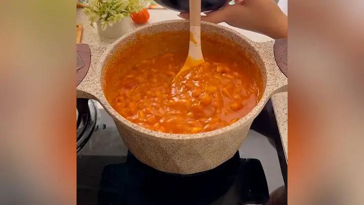 خوراک قارچ و لوبیا با سیب‌زمینی و رب