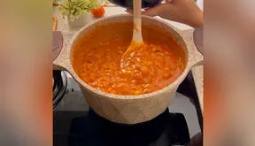 خوراک قارچ و لوبیا با سیب‌زمینی و رب + فیلم