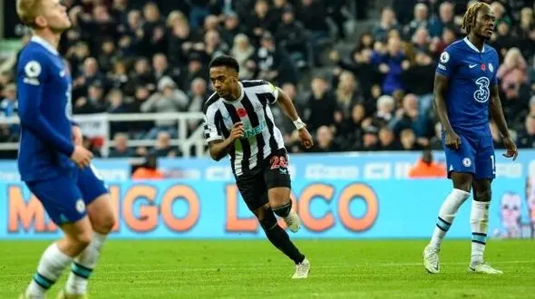 درگیری بازیکنان چلسی و نیوکاسل در وسط زمین + تصاویر