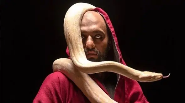 خانه‌ی به سبک سنتی و قدیمی صابر ابر؛ وسایل مدرن در کنار سادگی اصیل ایرانی/چه رومیزی گل گلی خوشگلی هم داره+ تصویر