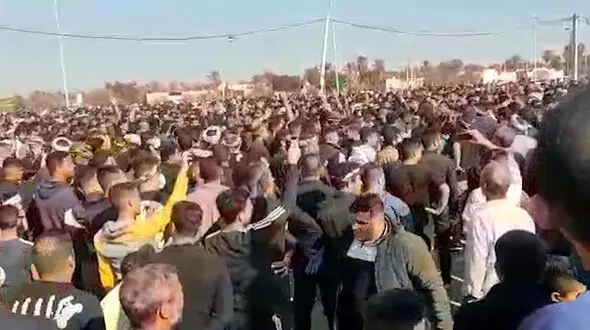 بی‌توجهی به پروتکل‌های بهداشتی در مراسم خاکسپاری در آبادان + فیلم