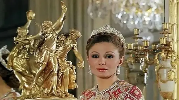 عکس سفر به ایام قدیم  /  فرح پهلوی در حال بازی با خرطوم فیل ! / اوج جوانی فرح در امریکا !