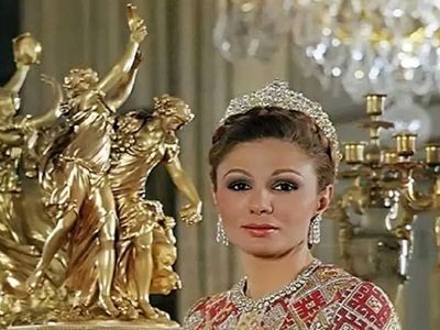 عکس سفر به ایام قدیم  /  فرح پهلوی در حال بازی با خرطوم فیل ! / اوج جوانی فرح در امریکا !