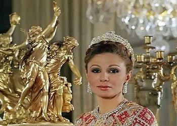 عکس سفر به ایام قدیم  /  فرح پهلوی در حال بازی با خرطوم فیل ! / اوج جوانی فرح در امریکا !