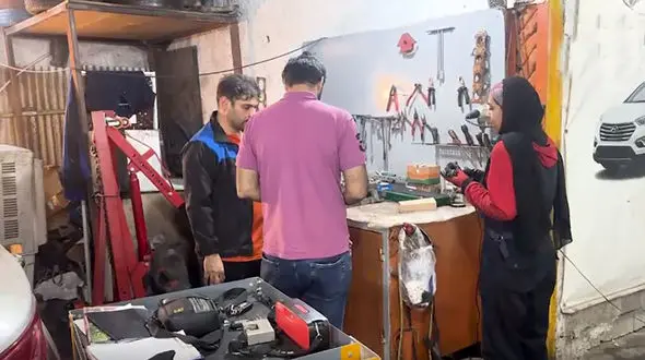 تنها زنِ مکانیک اهواز : آبگرفتگی های خیابان ها ضرر میلیونی به خودروها وارد می کند + فیلم