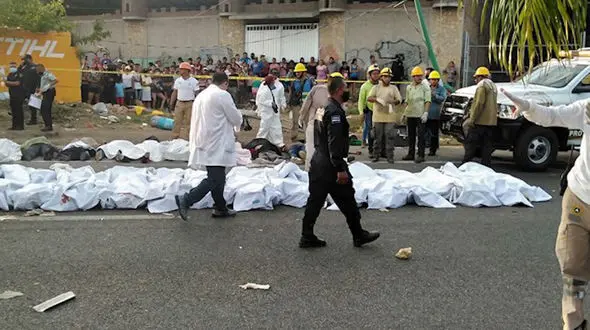 مرگ 53 پناهجو با واژگونی کامیون در جاده + فیلم 