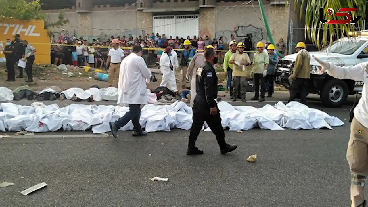 مرگ 53 پناهجو با واژگونی کامیون در جاده + فیلم 
