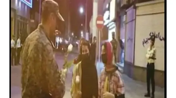 اهدای گل توسط یگان‌ ویژه پلیس به دختران آبادانی در روز دختر! + فیلم 