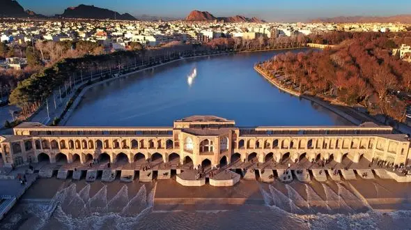 لبخند شیرین گردشگران نوروزی از جاری شدن موقت آب در بستر خشک زاینده‌رود