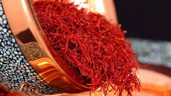 درآمدهای میلیاردی با زعفران تقلبی ! / چگونه زعفران اصل بخریم! + فیلم