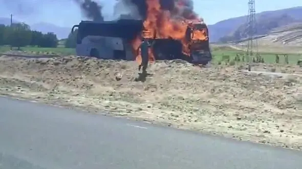 فیلم لحظه آتش گرفتن اتوبوس مسافری در جاده شیراز