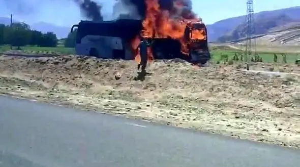 فیلم لحظه آتش گرفتن اتوبوس مسافری در جاده شیراز