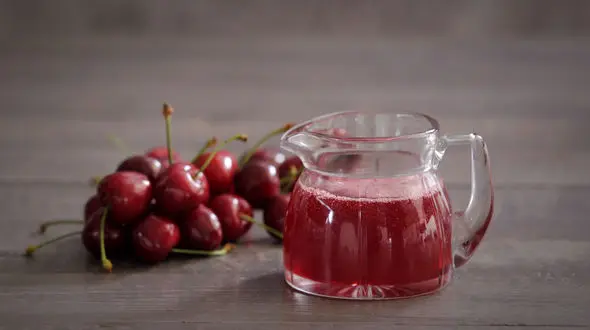 طرز تهیه شربت آلبالو با هسته 