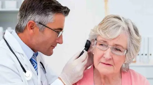 وزوز گوش با کمبود ویتامین B۱۲ 