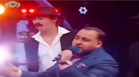 فیلم آواز باشکوه آقای کت شلواری بین داش مشتیا/ دیشب با دلم صحبتی داشتم میخونه چه جرعت و صدایی