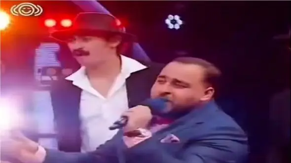 فیلم آواز باشکوه آقای کت شلواری بین داش مشتیا/ دیشب با دلم صحبتی داشتم میخونه چه جرعت و صدایی