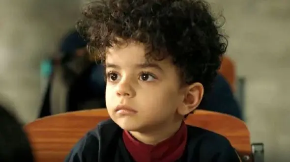 فیلمی از هنرنمایی شگفت‌انگیز مهدیار کلایی بازیگر سالار معمولی سریال پایتخت با گیتار و آواز مازندرانی! ویدیو جدید بازیگر نوجوان «پایتخت» در فضای مجازی وایرال شد: استعداد فراتر از بازیگری