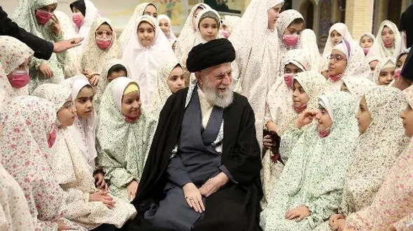 فیلم / جیغ و ذوق دختران دهه نودی با دیدن رهبری انقلاب +فیلم