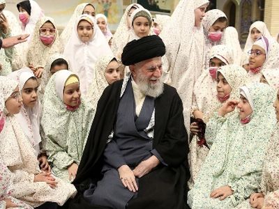 فیلم / جیغ و ذوق دختران دهه نودی با دیدن رهبری انقلاب +فیلم