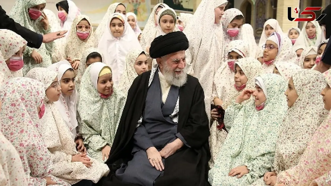 فیلم / جیغ و ذوق دختران دهه نودی با دیدن رهبری انقلاب +فیلم