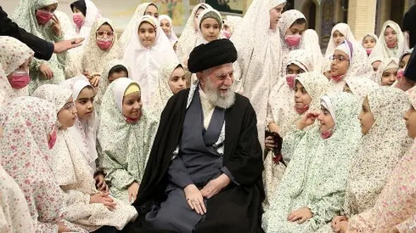 فیلم / جیغ و ذوق دختران دهه نودی با دیدن رهبری انقلاب +فیلم