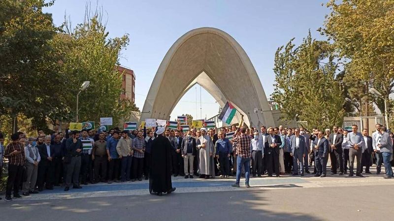مردم و دانشجویان در واکنش به عملیات پیروزمندانه «طوفان الاقصی» تجمع می‌کنند
