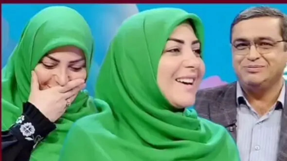 سعید عزیزی؛ یه جایی مهمون بودیم کلا به هم سلام نمیکردن، پرسیدم چرا؟ گفت ما فقط به غریبه ها سلام میکنیم، گفتم چرا به منم سلام نکردی گفت..