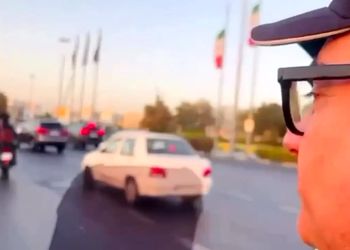 ببینید؛ موتورسواری همایون شجریان دور میدان آزادی / حسرت به دل ماند ...