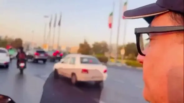 ببینید؛ موتورسواری همایون شجریان دور میدان آزادی / حسرت به دل ماند ...